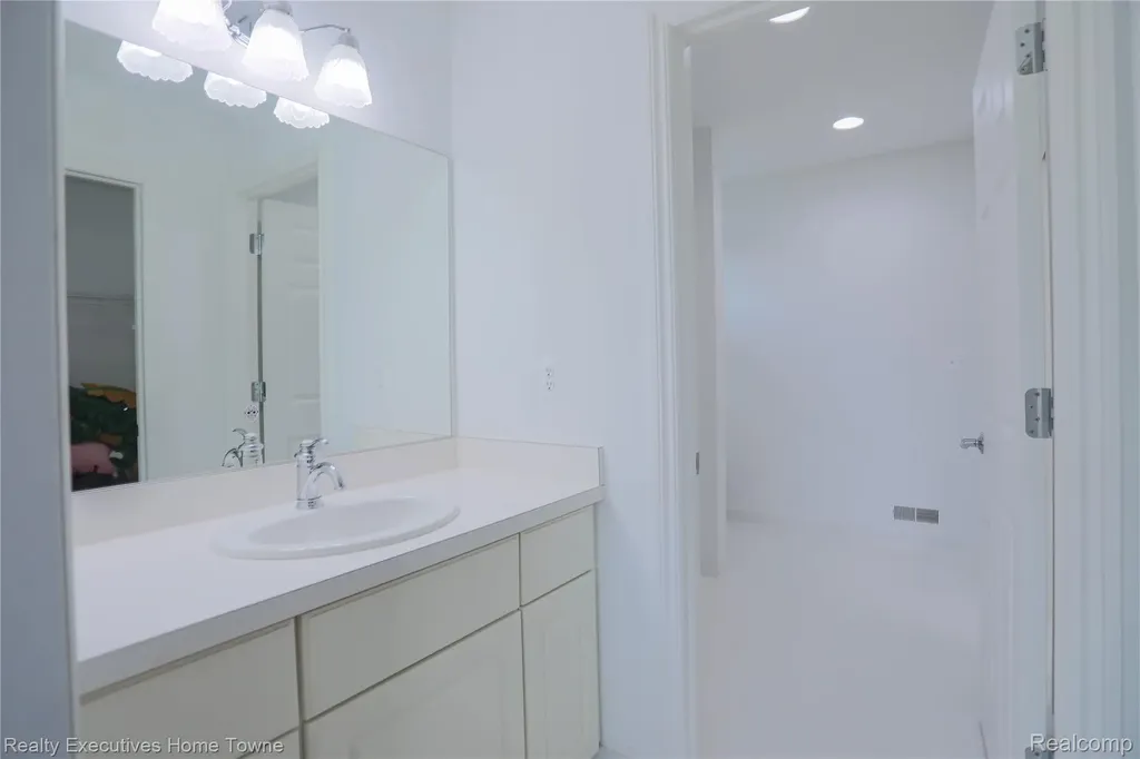 47909 Milonas Drive Shelby Charter Township MI 48315