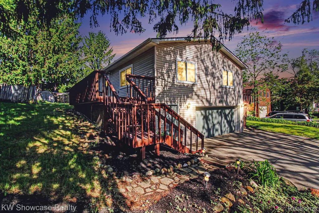 2331 Lakeside Drive Highland Charter Township MI 48356