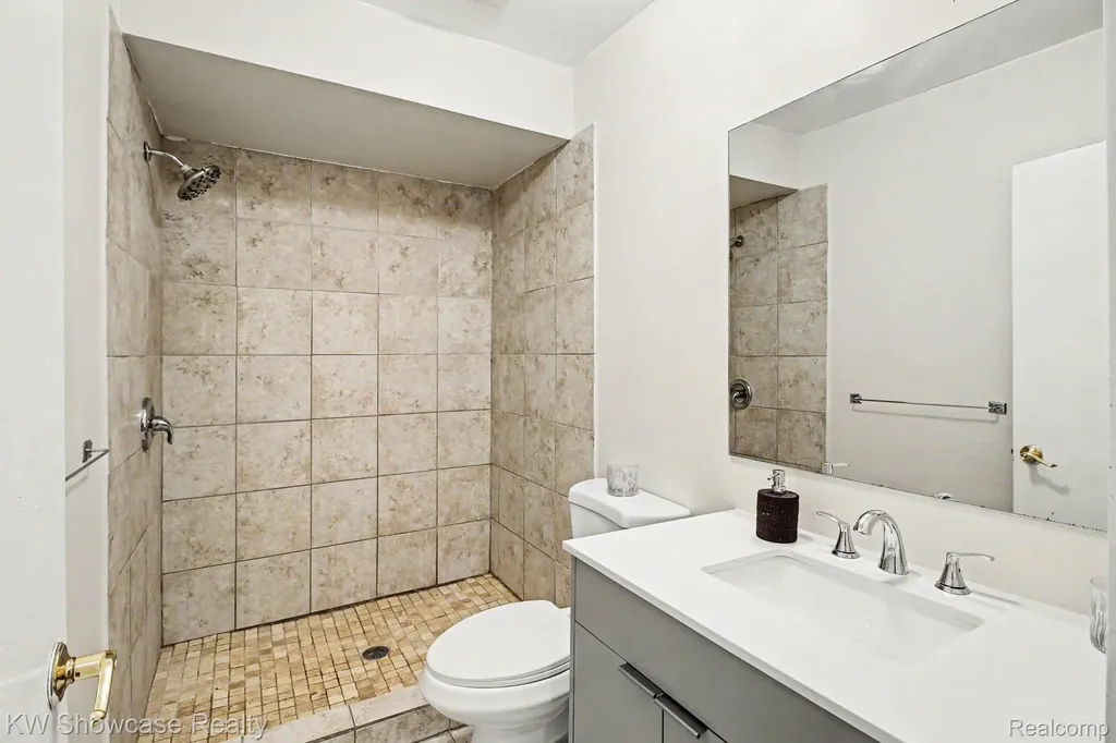 2331 Lakeside Drive Highland Charter Township MI 48356
