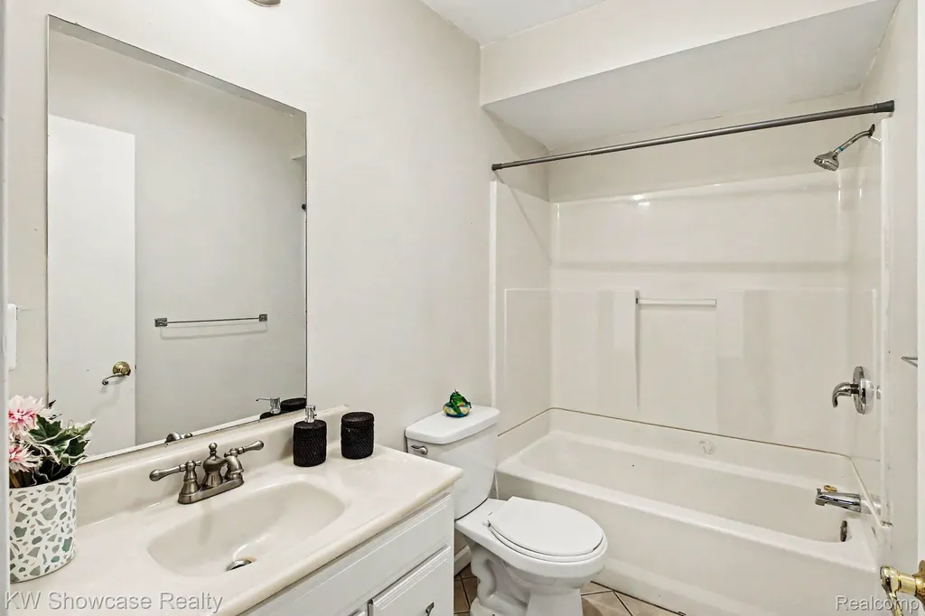 2331 Lakeside Drive Highland Charter Township MI 48356