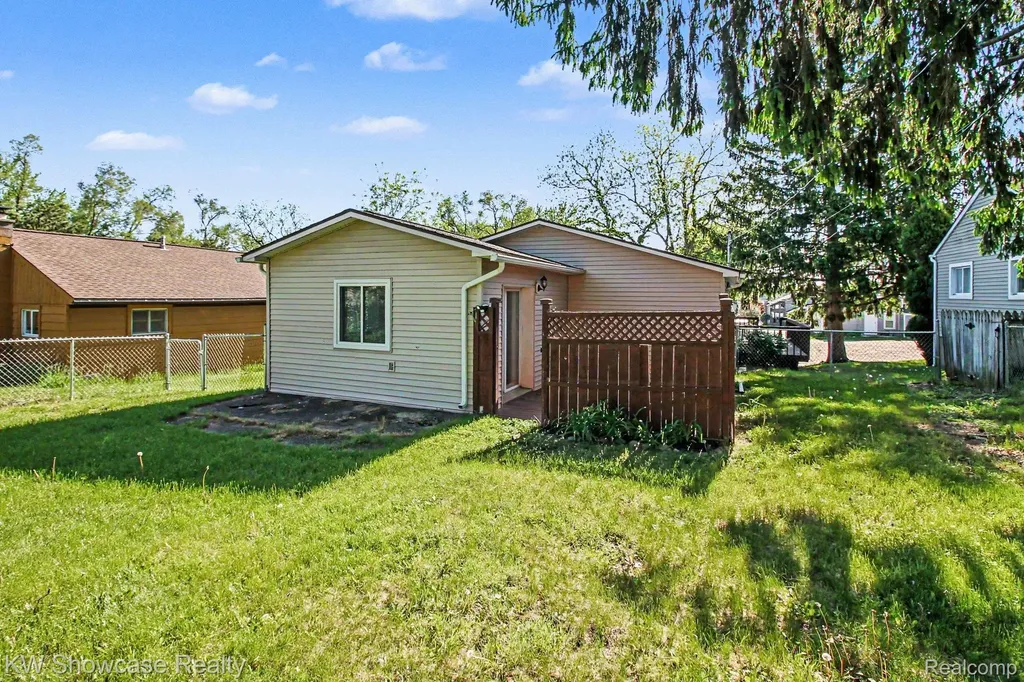 2331 Lakeside Drive Highland Charter Township MI 48356