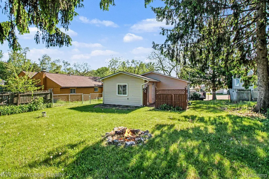 2331 Lakeside Drive Highland Charter Township MI 48356