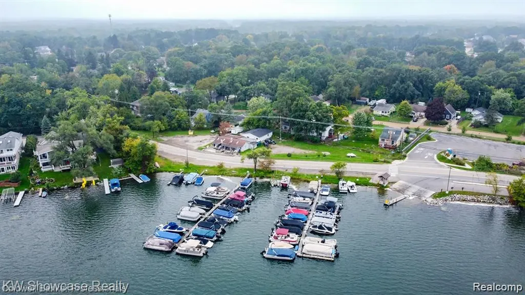 2331 Lakeside Drive Highland Charter Township MI 48356