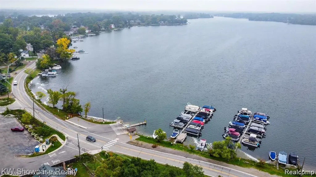 2331 Lakeside Drive Highland Charter Township MI 48356