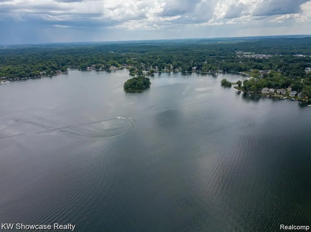 2331 Lakeside Drive Highland Charter Township MI 48356