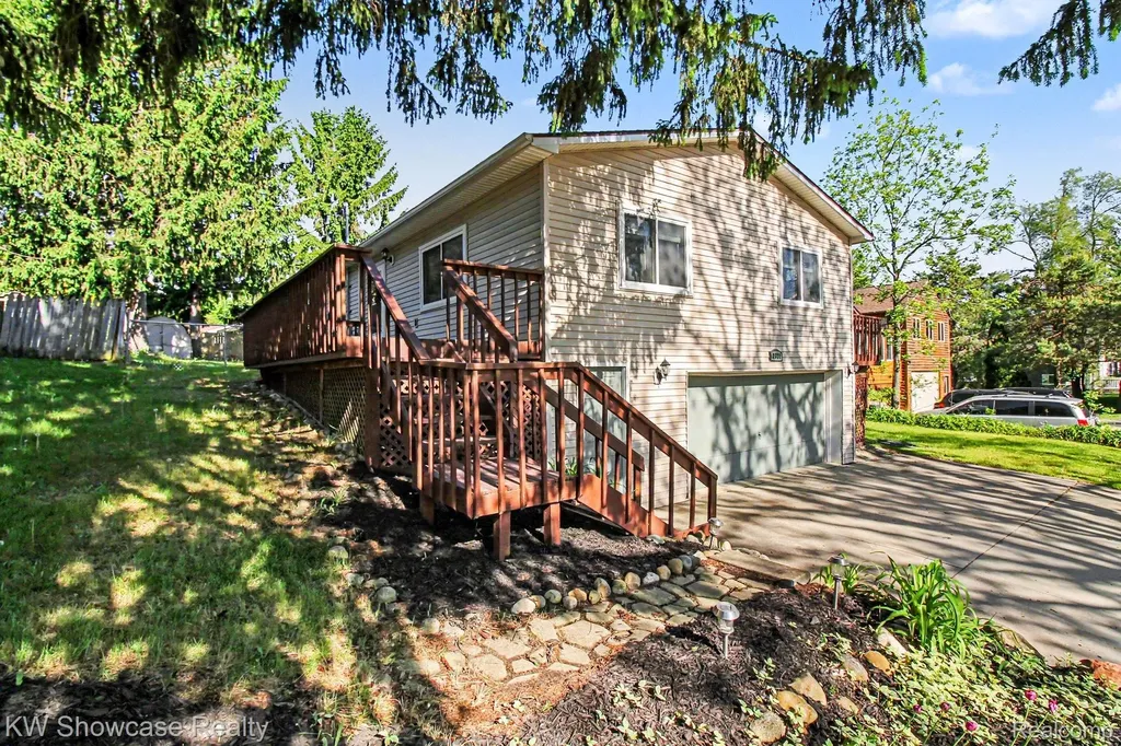 2331 Lakeside Drive Highland Charter Township MI 48356