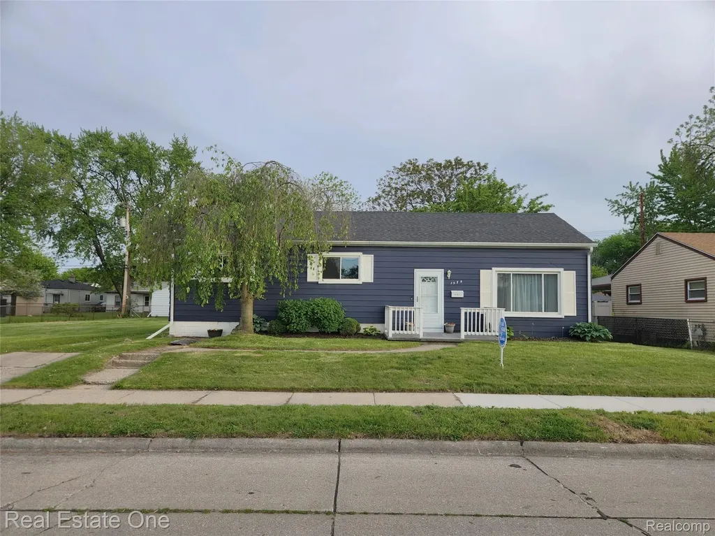 1574 E Woodruff Avenue Hazel Park City MI 48030