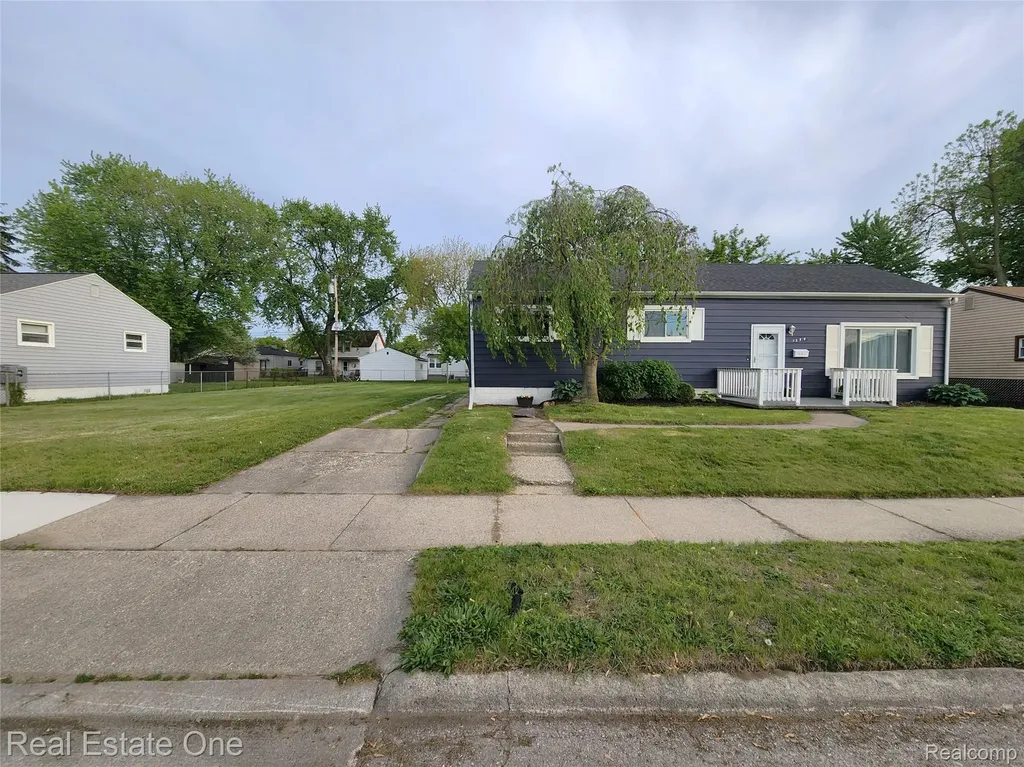 1574 E Woodruff Avenue Hazel Park City MI 48030