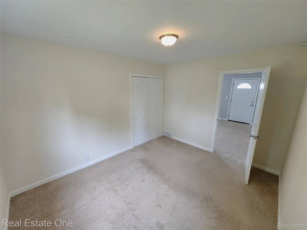 1574 E Woodruff Avenue Hazel Park City MI 48030