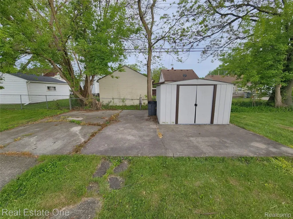 1574 E Woodruff Avenue Hazel Park City MI 48030