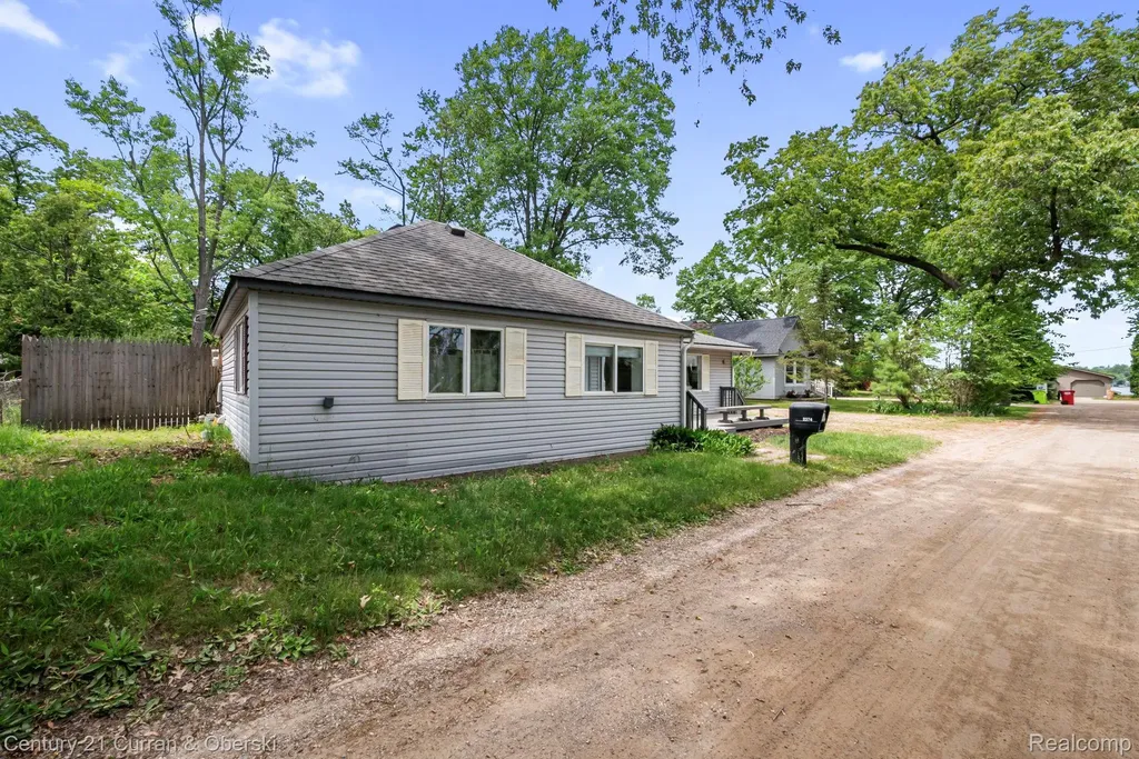 2374 Lakena Road West Bloomfield Charter Township MI 48324