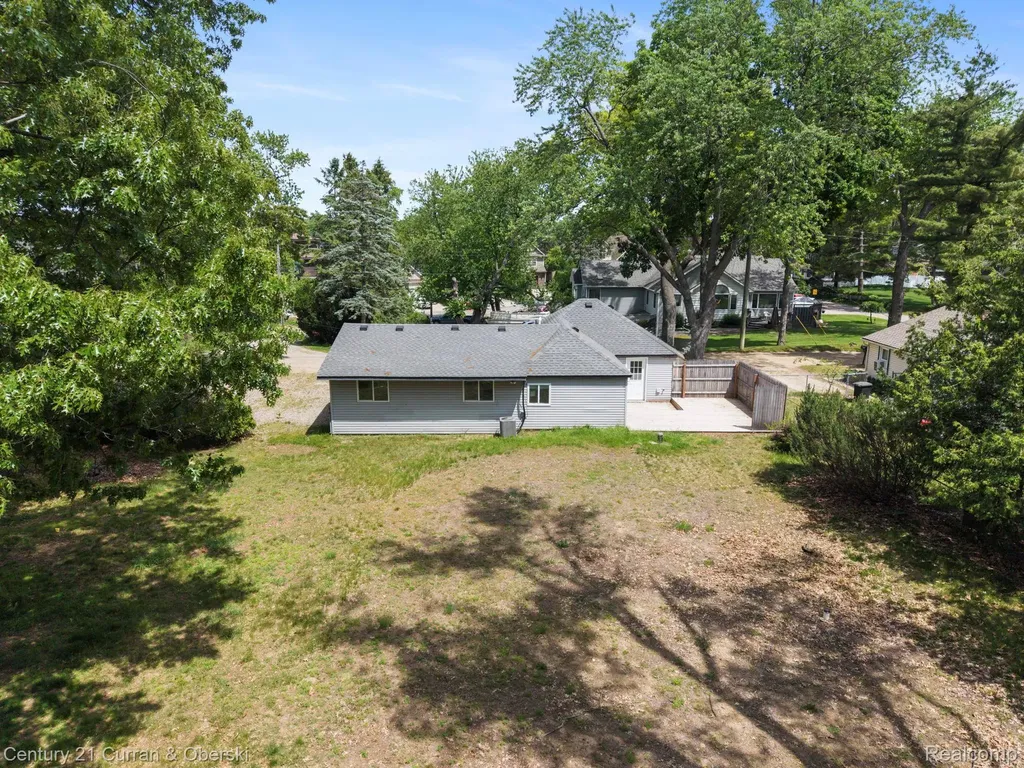 2374 Lakena Road West Bloomfield Charter Township MI 48324