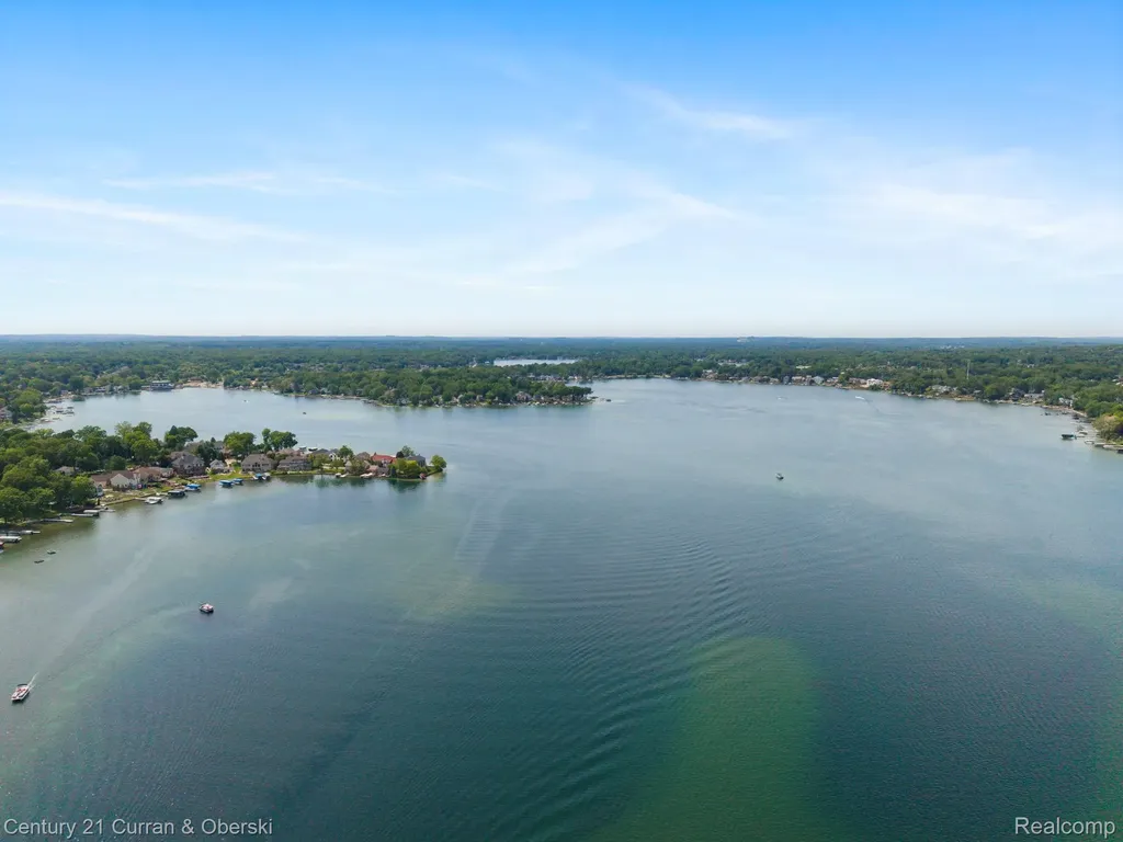 2374 Lakena Road West Bloomfield Charter Township MI 48324