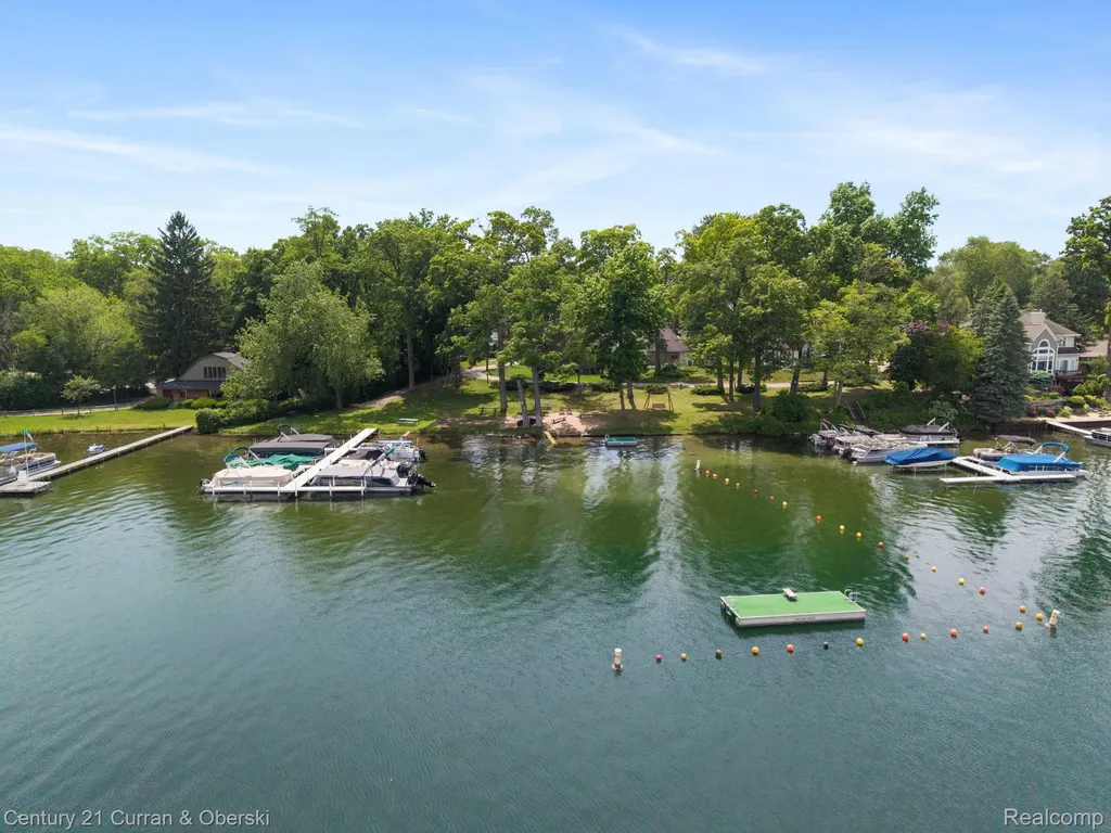 2374 Lakena Road West Bloomfield Charter Township MI 48324