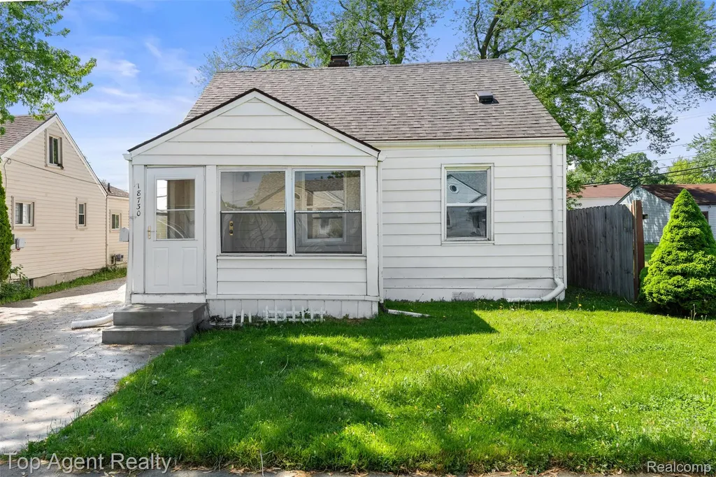 18730 Meier Street Roseville City MI 48066