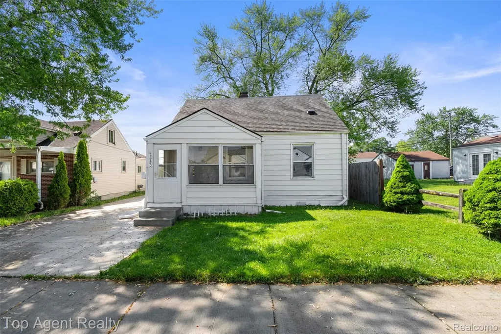 18730 Meier Street Roseville City MI 48066