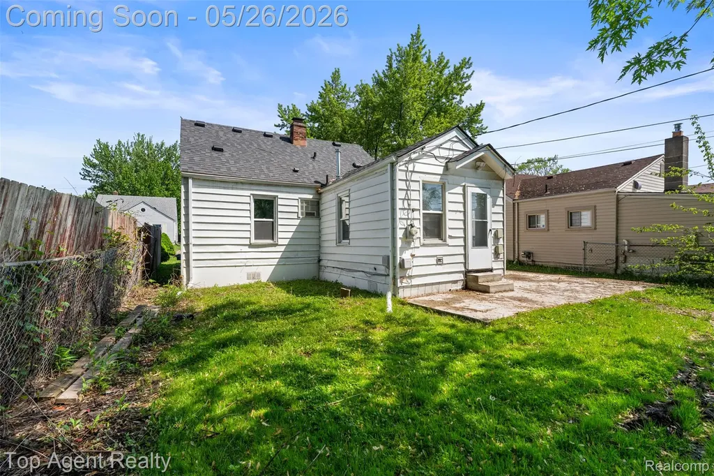 18730 Meier Street Roseville City MI 48066