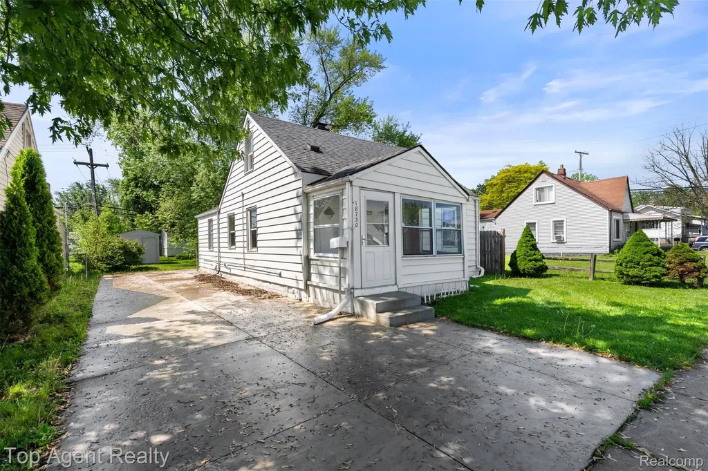 18730 Meier Street Roseville City MI 48066