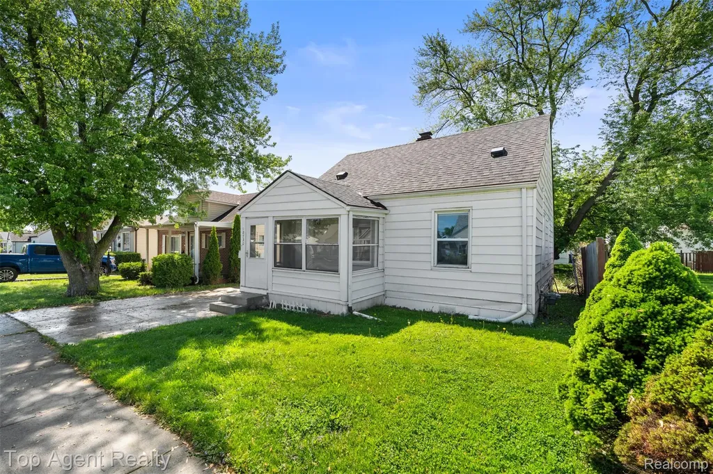 18730 Meier Street Roseville City MI 48066