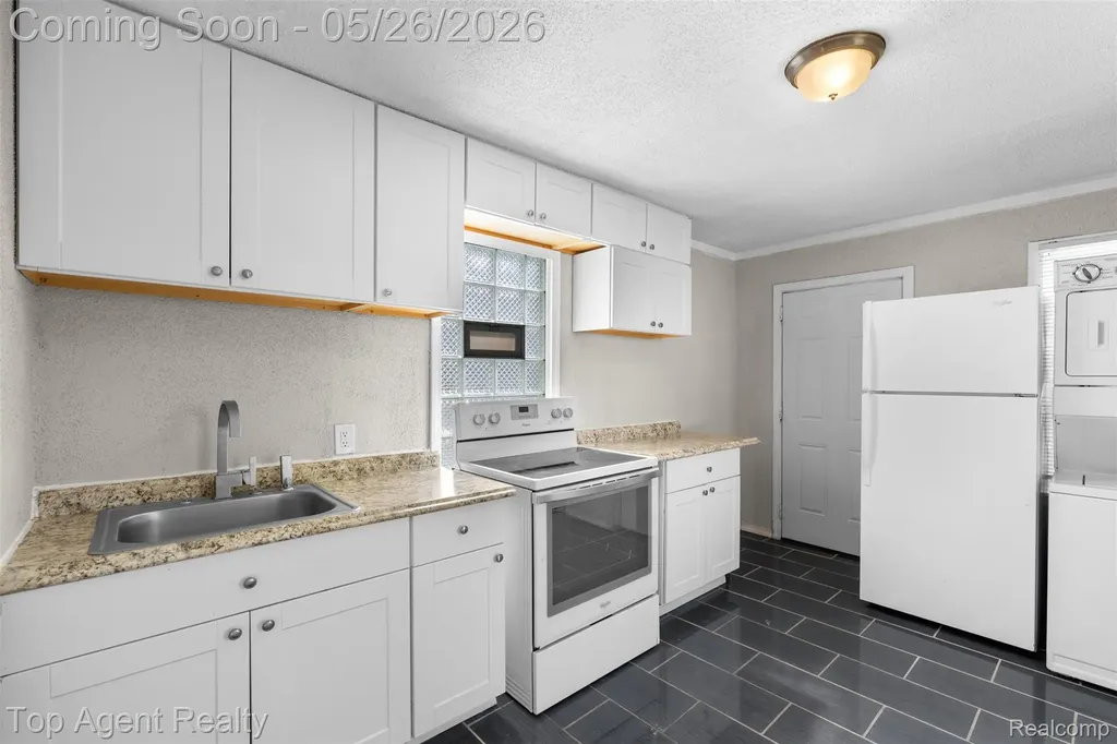 18730 Meier Street Roseville City MI 48066