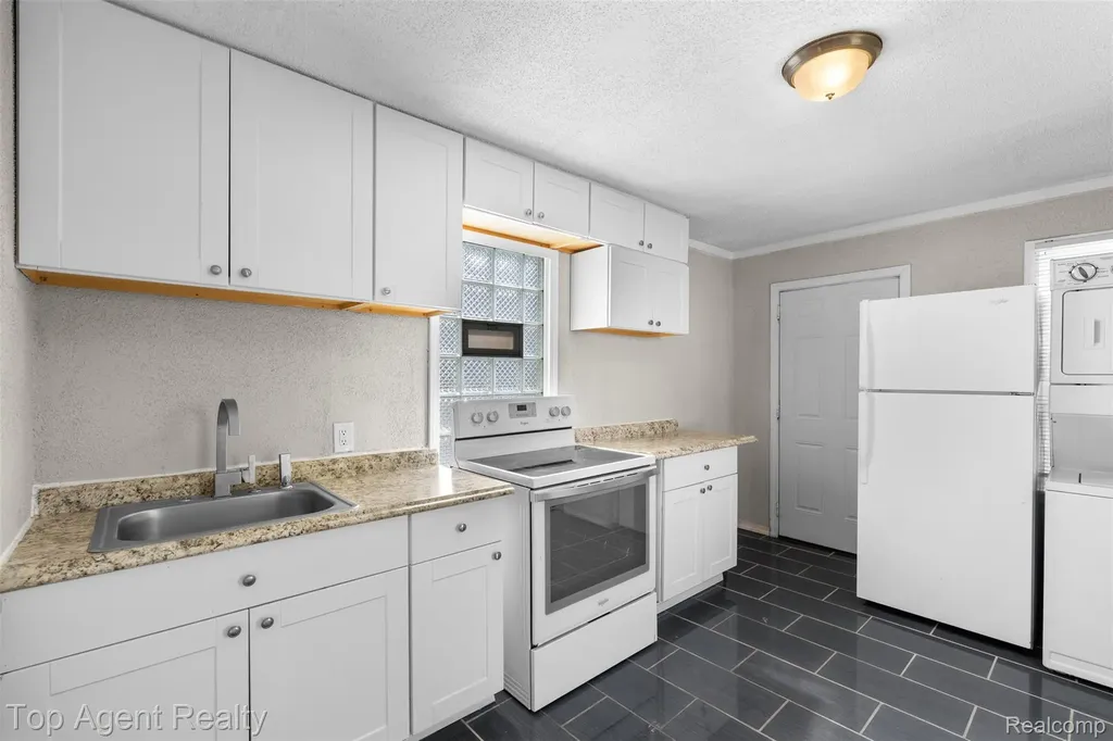 18730 Meier Street Roseville City MI 48066