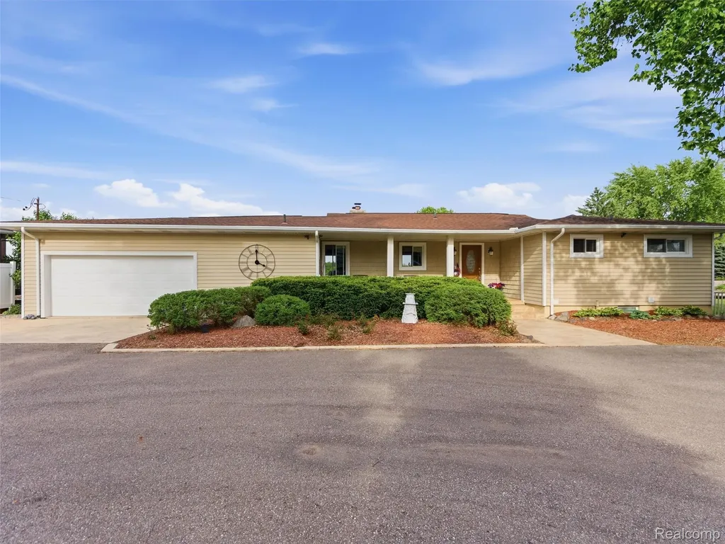 12099 Torrey Road Fenton Charter Township MI 48430