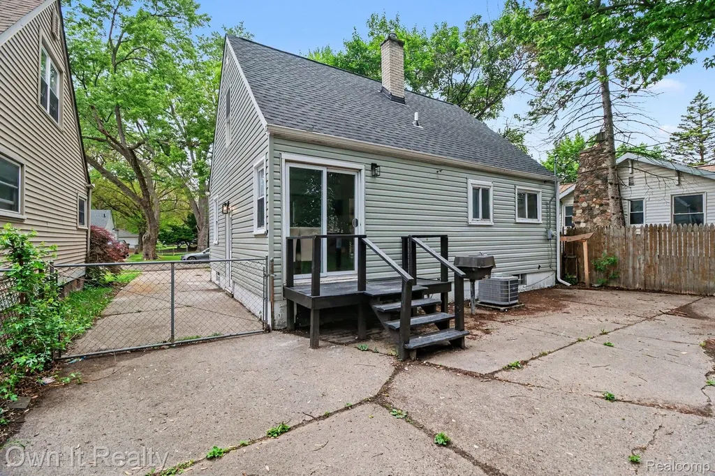 18870 Lennane Redford Charter Township MI 48240