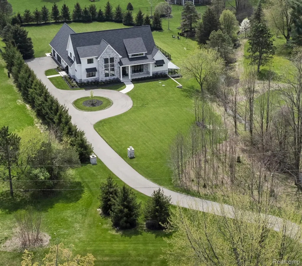 8439 Holcomb Road Independence Charter Township MI 48348