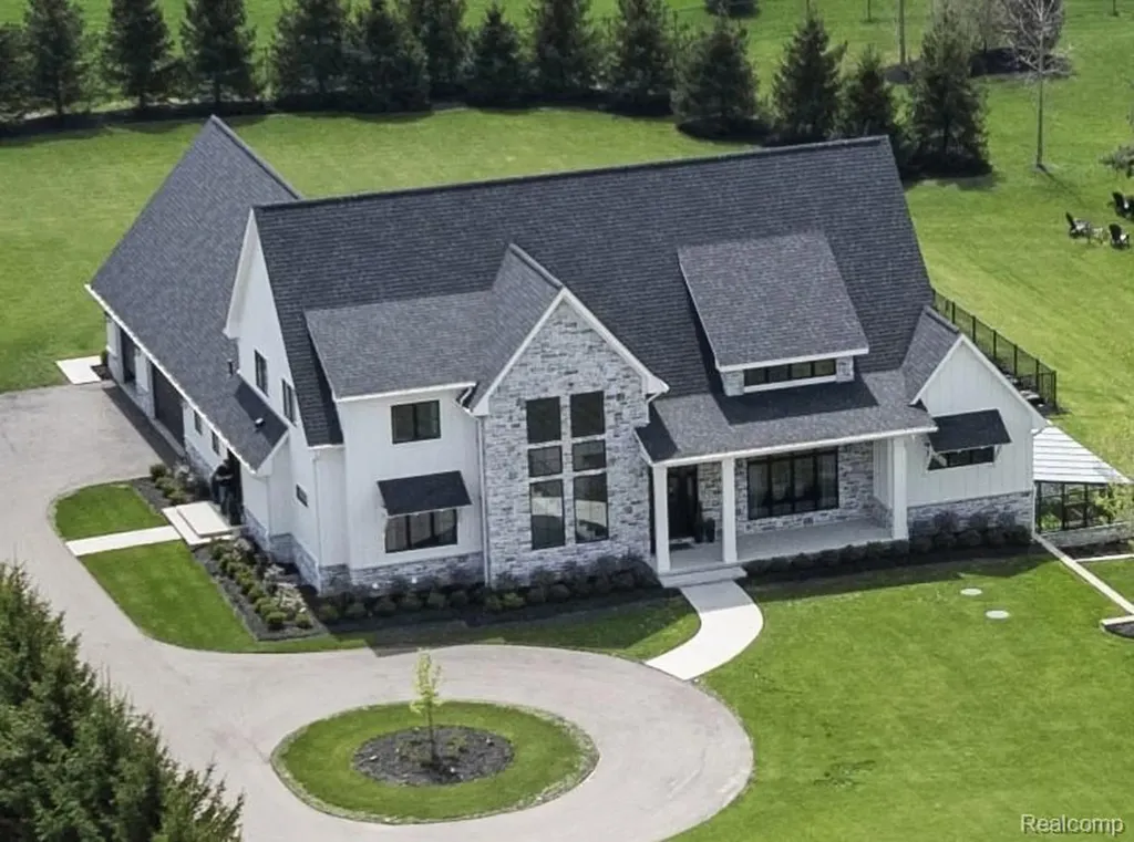 8439 Holcomb Road Independence Charter Township MI 48348