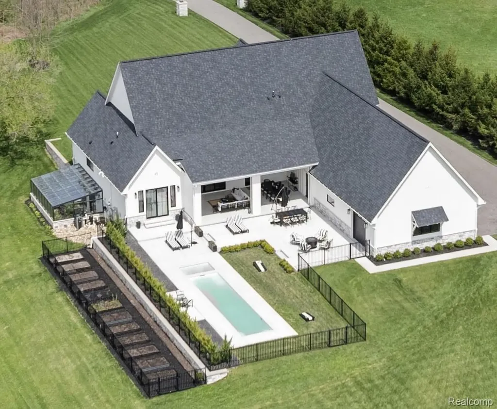 8439 Holcomb Road Independence Charter Township MI 48348