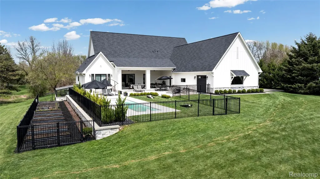 8439 Holcomb Road Independence Charter Township MI 48348