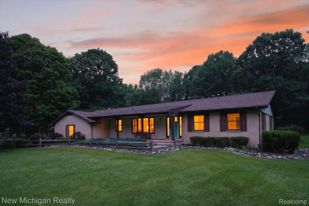 1325 Pine Grove Lane Milford Charter Township MI 48381