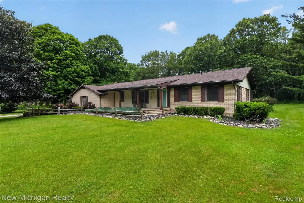 1325 Pine Grove Lane Milford Charter Township MI 48381