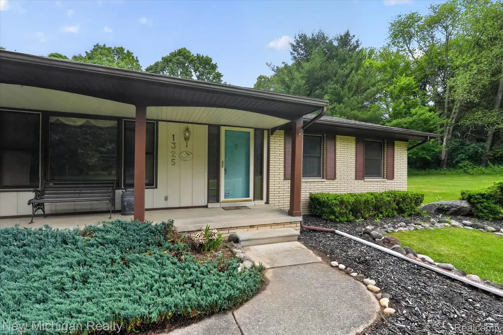 1325 Pine Grove Lane Milford Charter Township MI 48381