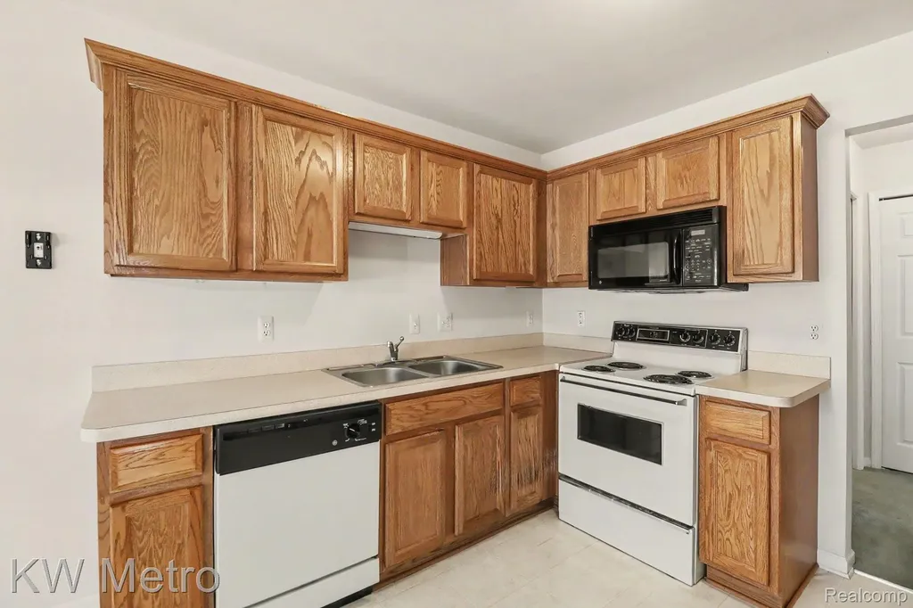 41273 Greenspire Drive Clinton Charter Township MI 48038