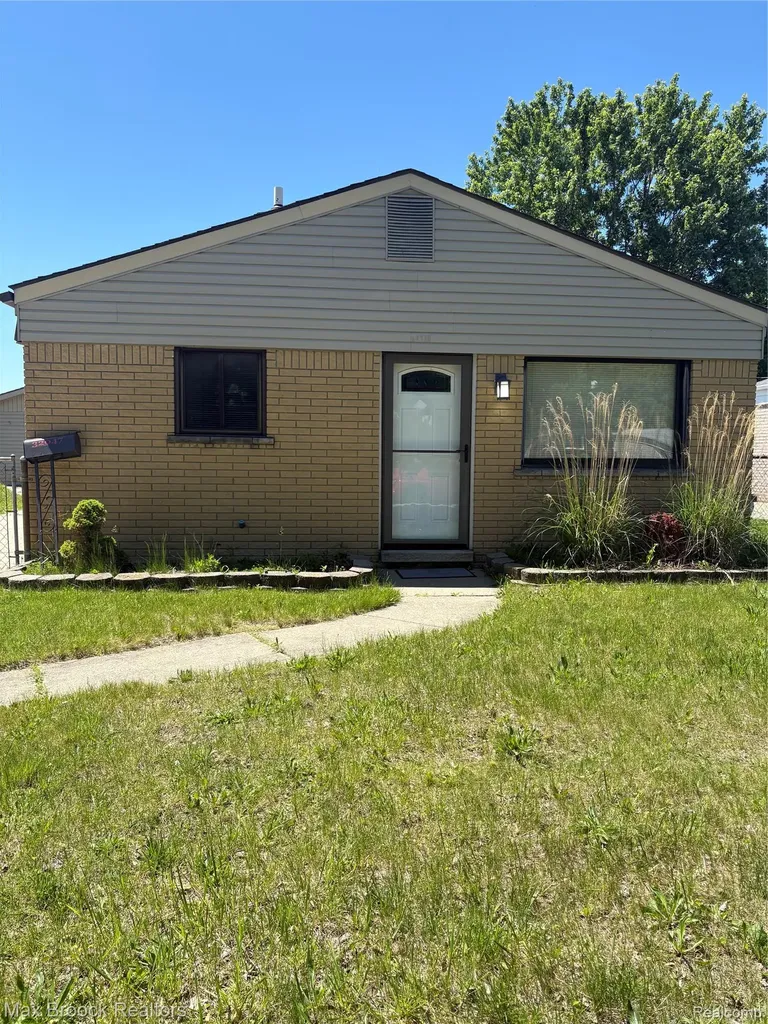 32047 Linderman Avenue Warren City MI 48093