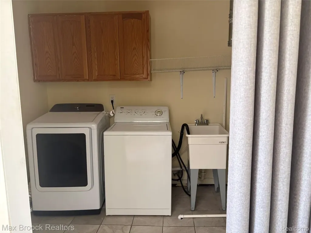 32047 Linderman Avenue Warren City MI 48093