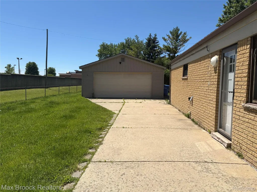 32047 Linderman Avenue Warren City MI 48093