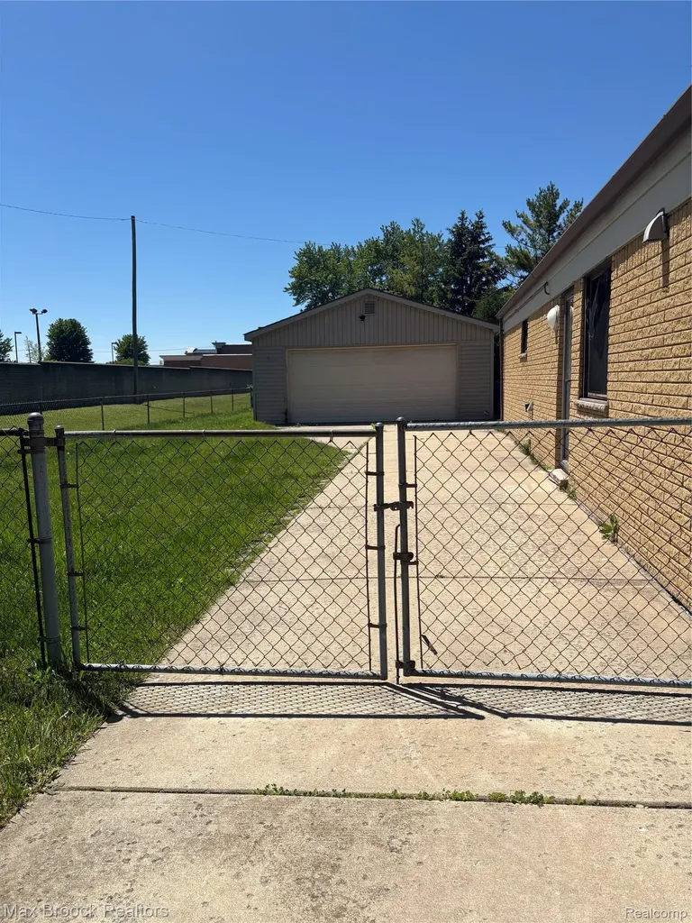 32047 Linderman Avenue Warren City MI 48093