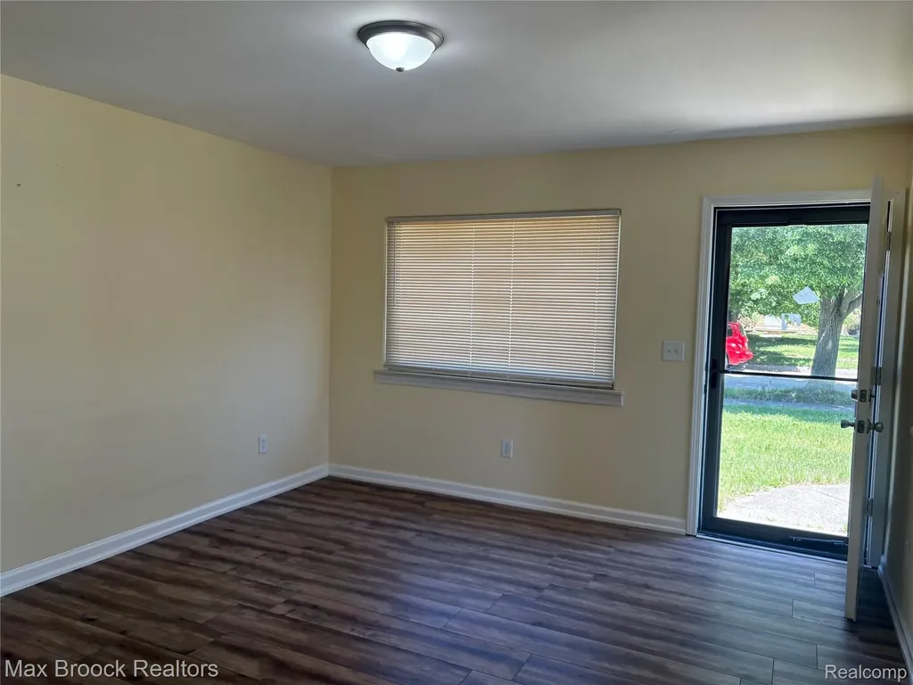 32047 Linderman Avenue Warren City MI 48093