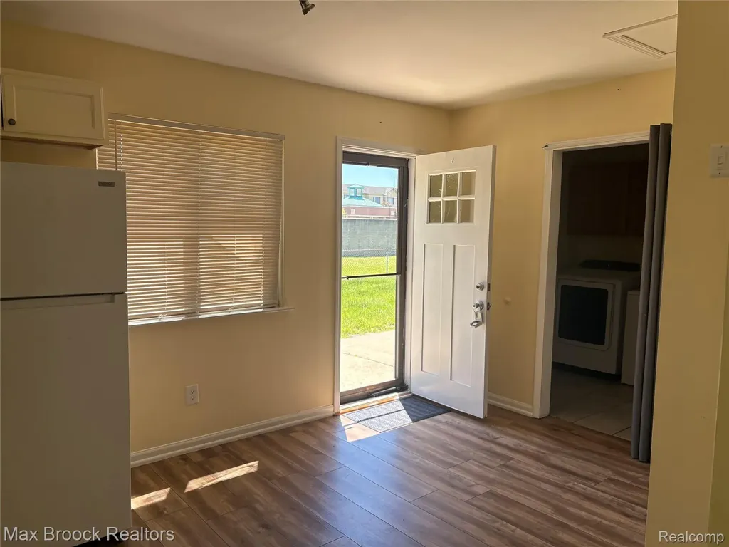 32047 Linderman Avenue Warren City MI 48093