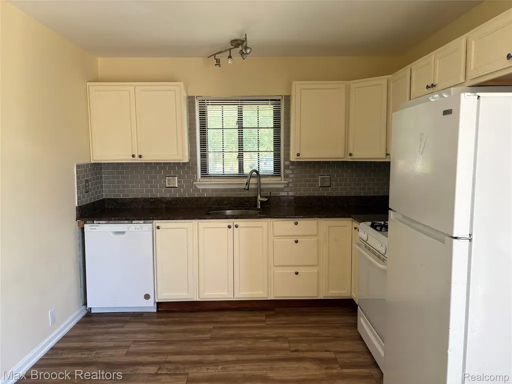 32047 Linderman Avenue Warren City MI 48093