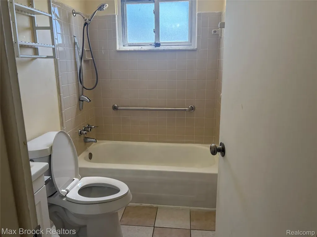 32047 Linderman Avenue Warren City MI 48093