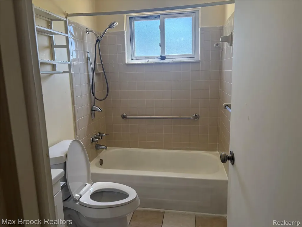 32047 Linderman Avenue Warren City MI 48093