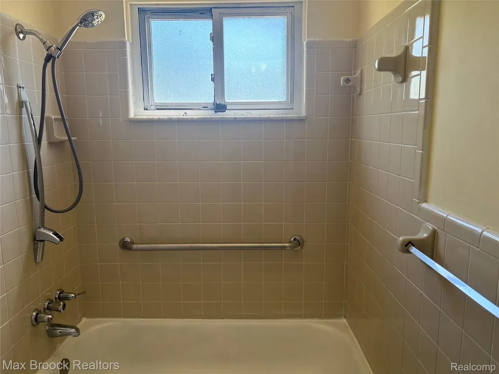 32047 Linderman Avenue Warren City MI 48093