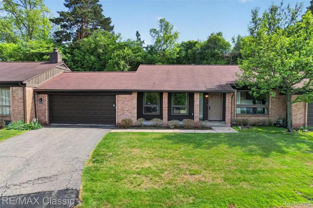 2061 Burgundy Street West Bloomfield Charter Township MI 48323