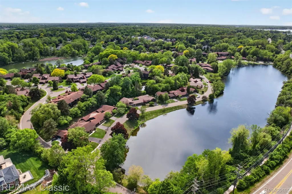 2061 Burgundy Street West Bloomfield Charter Township MI 48323