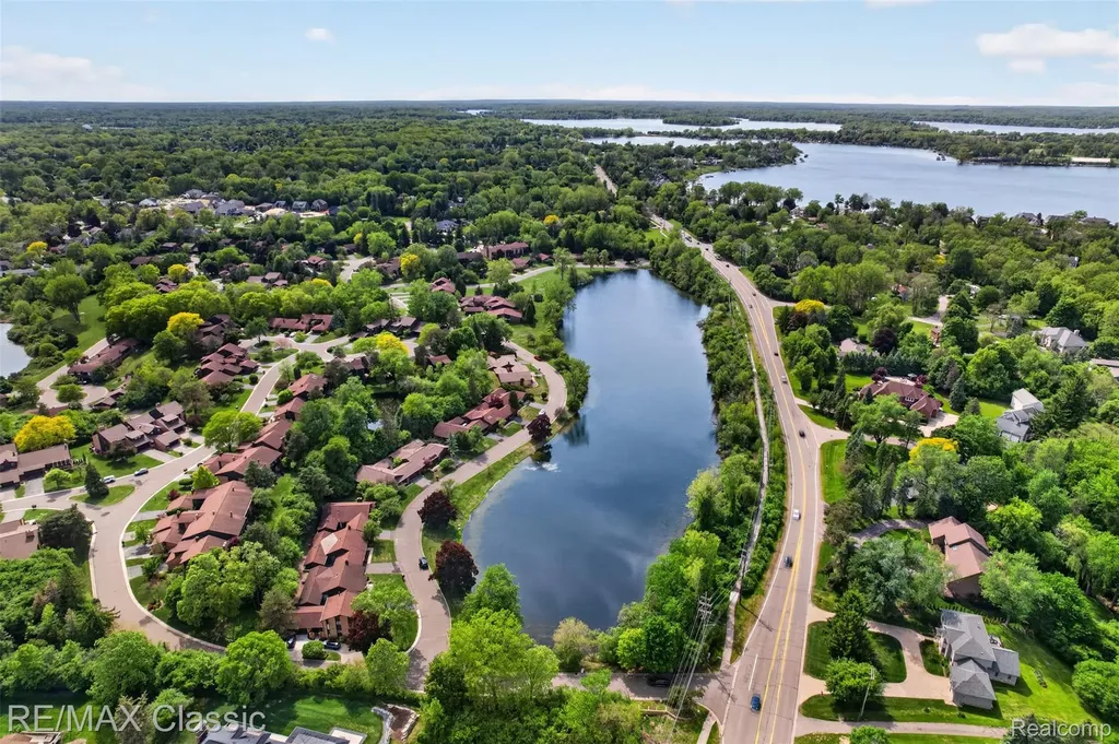 2061 Burgundy Street West Bloomfield Charter Township MI 48323