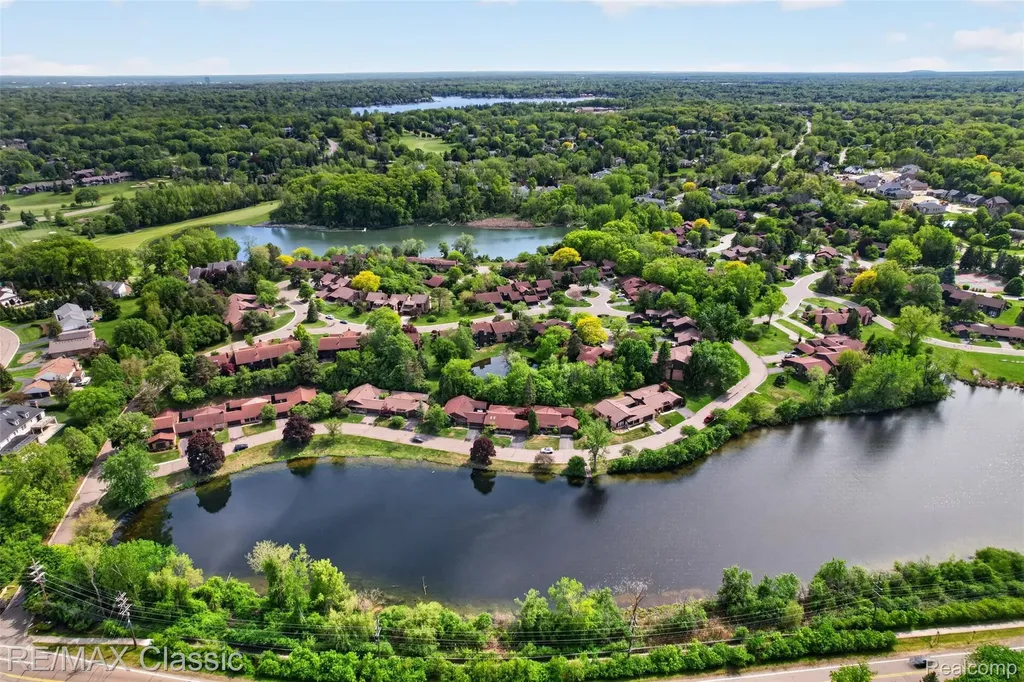 2061 Burgundy Street West Bloomfield Charter Township MI 48323