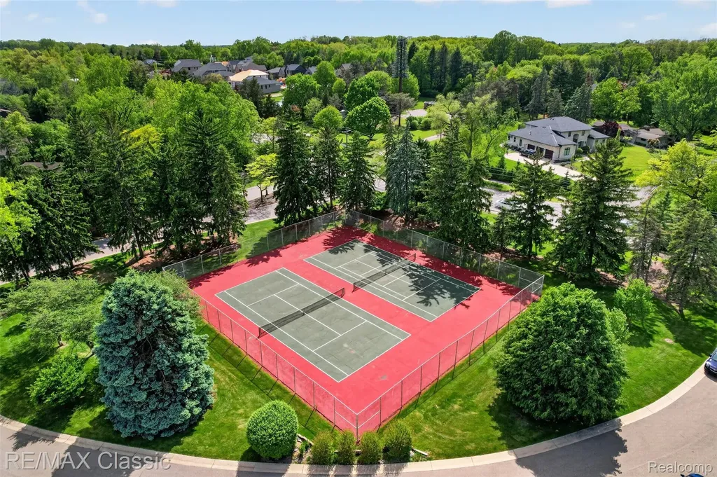2061 Burgundy Street West Bloomfield Charter Township MI 48323